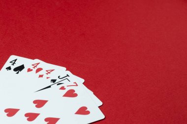 İskambil poker kombinasyonu kartı. Kırmızı arka plan, metin için boş yer
