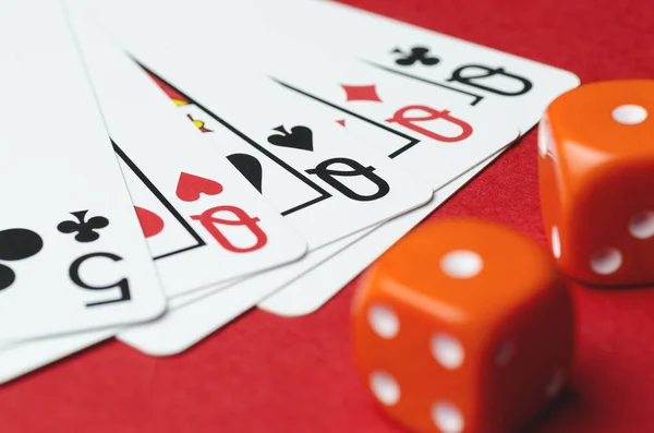 Siyah zar ve poker kart kombinasyonları dört bir tür. Kırmızı bir arka plan
