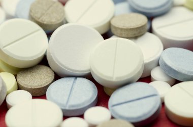 Yuvarlak çok renkli tablet yakın çekim