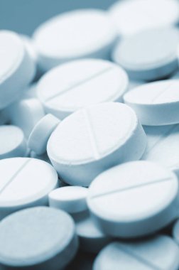 Yuvarlak tablet yakın çekim. Yumuşak odak, dikey olarak