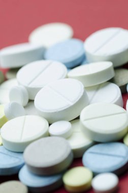 Yuvarlak çok renkli tablet yakın çekim. Yumuşak odak, dikey olarak