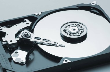 Sabit disk üst kapağı açın. Yüksek karşıtlık, yakın çekim