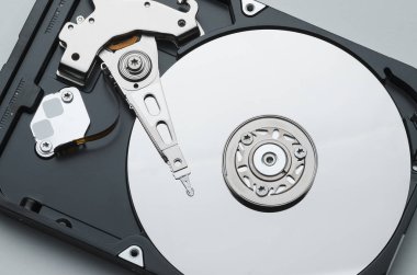 Sabit disk üst kapağı açın