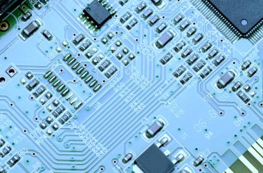 Mavi baskılı devre kartı bölümleri ve cips. Yakın çekim