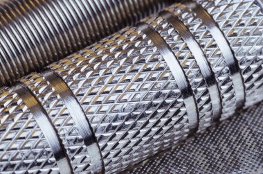 Kesim ile metal parçaların yakın çekim oluklar