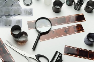 Film rulo, negatifleri ve beyaz arka plan üzerinde büyüteç