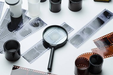 Film ve beyaz arka plan üzerinde büyüteç