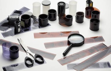 Photonegatives, birden fazla filmleri, Büyüteç ve beyaz arka plan için makaslar