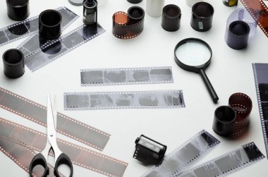 Photonegatives, film, Büyüteç ve beyaz arka plan için makaslar