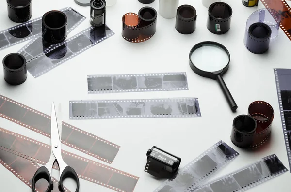 Photonegatives, film, Büyüteç ve beyaz arka plan için makaslar