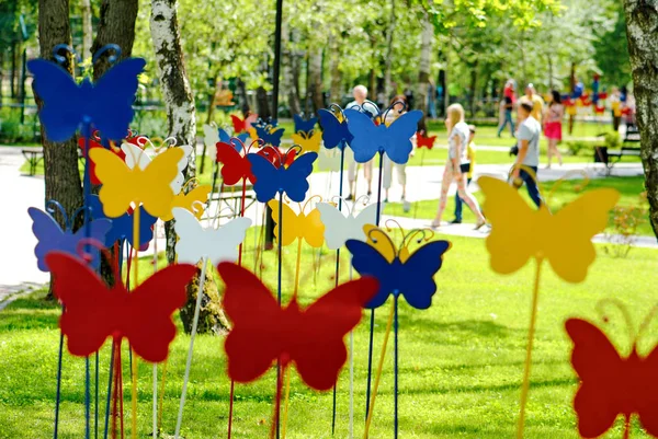 Kelebek rakamları ile şehir parkının dekorasyon
