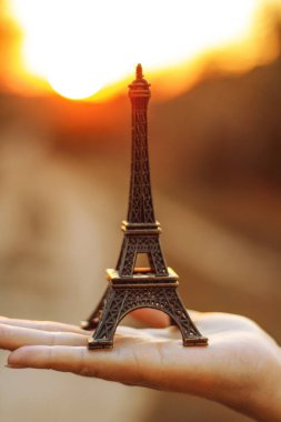 Minyatür euphoe Kulesi önünde güneş