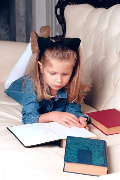 Mädchen mit einem Buch — Stockfoto