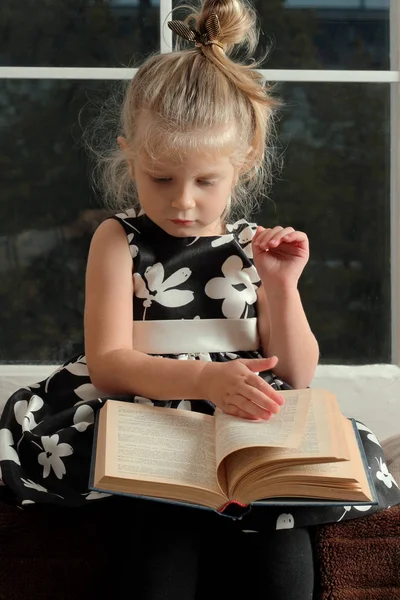 Menina lendo um livro — Fotografia de Stock