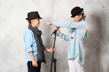 Erkek ve kız mikrofon ile