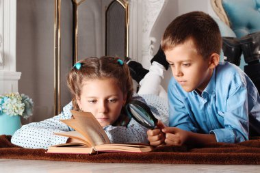 Bir erkek ve bir kız bir kitap okuma