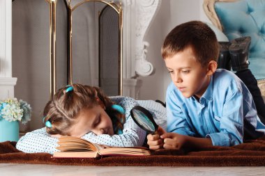 Bir erkek ve bir kız bir kitap okuma