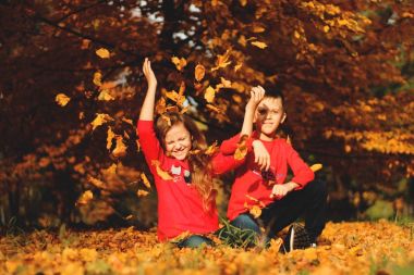 Bir erkek bir kızla bir sonbahar Park'ta yürüyordunuz