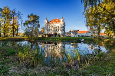 Tarihi bina Palace Wojanow Polonya