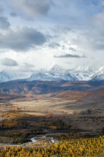 Alan arka plan üzerinde bulutlarda karlı tepe