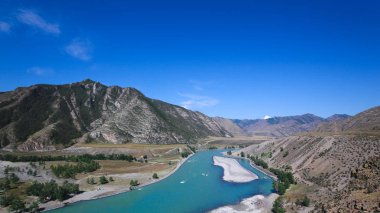 Güneşli bir günde dağlarda Nehri