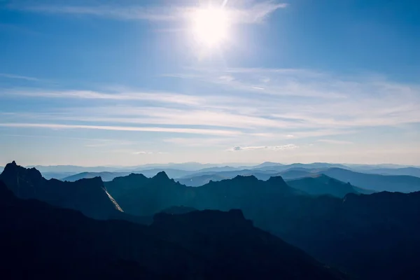 Puesta de sol en las montañas en tonos azules —  Fotos de Stock