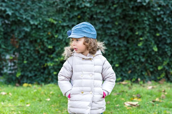 Retrato de niño pequeño al aire libre — Foto de Stock