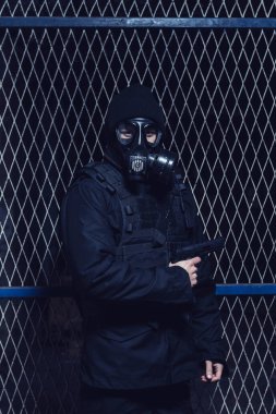 Gaz Maskeli silahlı adam