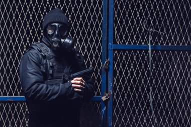 Gaz Maskeli silahlı adam