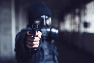 Gaz Maskeli silahlı adam