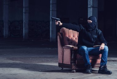 eski sandalyede oturan terörist