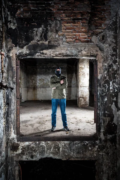 Hombre con máscara y pistola — Foto de Stock