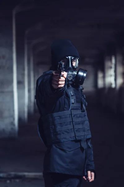 Mannen i gasmask med pistol — Stockfoto