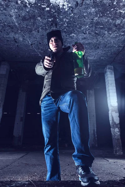 Räuber mit Waffe und Flasche — Stockfoto