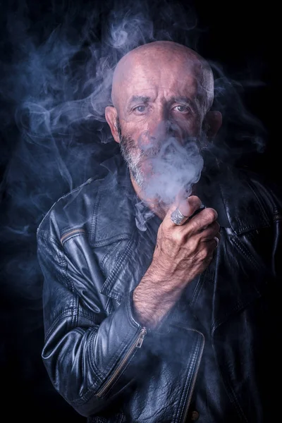 Portrait d'homme fumeur en mode discret — Photo