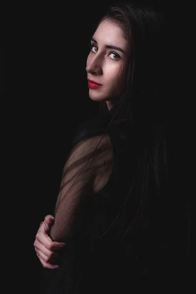 Portret kobiety na ciemnym tle — Zdjęcie stockowe