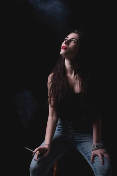 Bella donna con sigaretta — Foto Stock