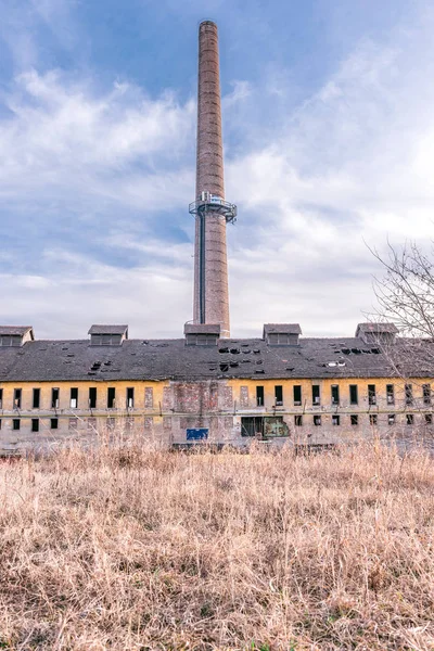 Antigua chimenea en una construcción — Foto de Stock