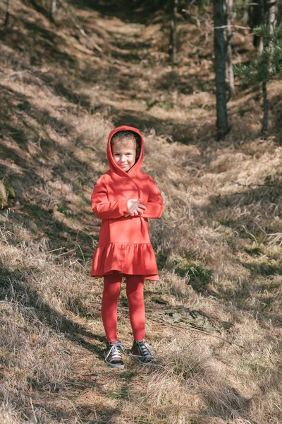 Petite fille en robe rouge — Photo