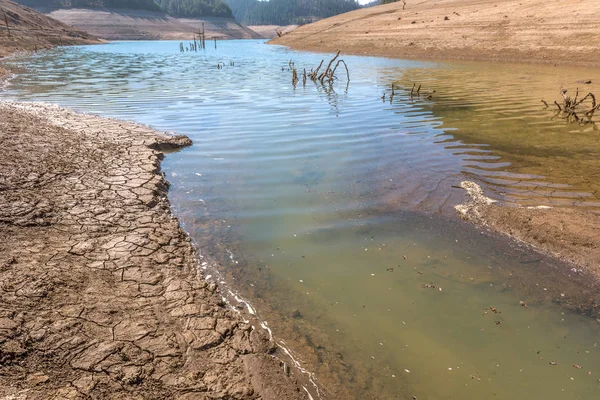 A água flui para o lago — Fotografia de Stock