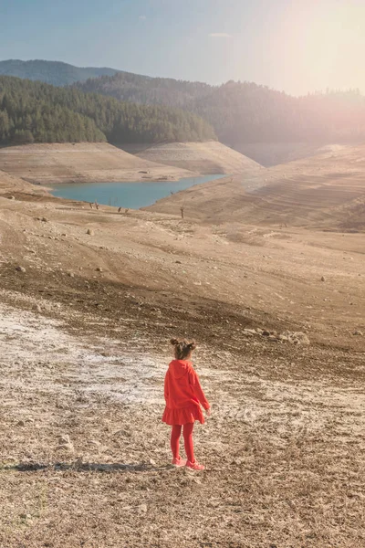 Bambina in abito rosso — Foto Stock