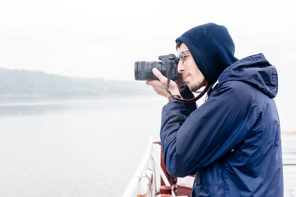 Man fotograferar landskap — Stockfoto