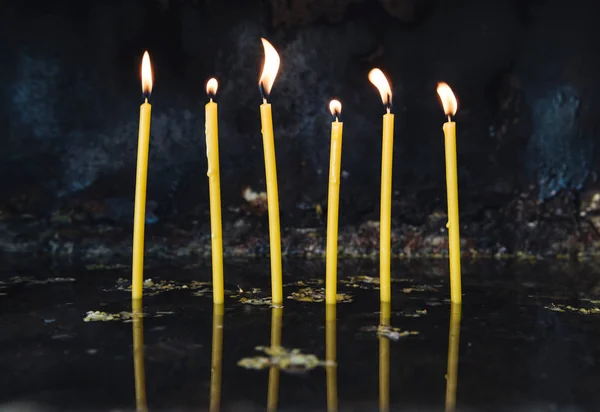 Muitas velas acesas — Fotografia de Stock