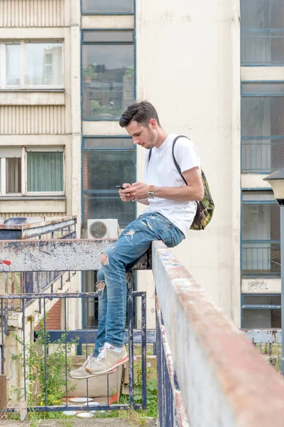 Mann tippt am Telefon — Stockfoto