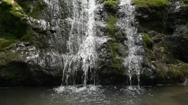 Поток воды на водопад — стоковое видео