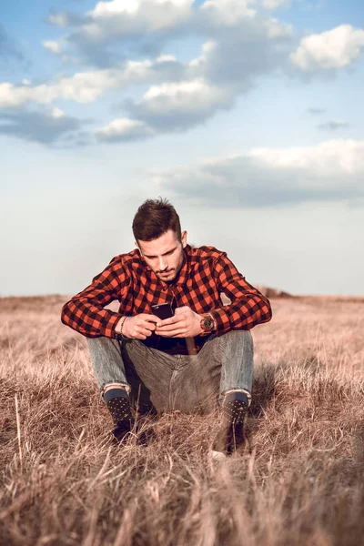 Mann tippt am Telefon — Stockfoto