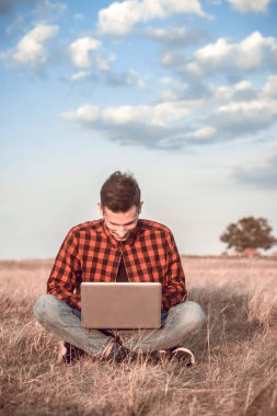 dizüstü bilgisayar ile mutlu bir adam