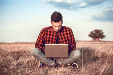 dizüstü bilgisayar kullanan adam
