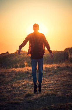 Uçmaya çalışan adam