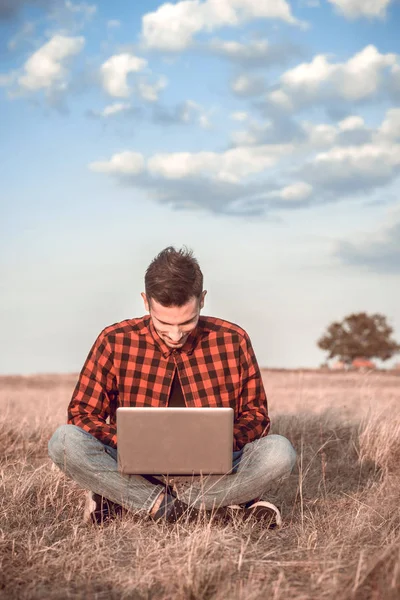 dizüstü bilgisayar ile mutlu bir adam